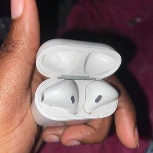 Air pods 1 generation comes with charger